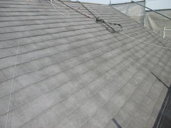 丸1日掛けてカラーベスト屋根の表面を高圧洗浄