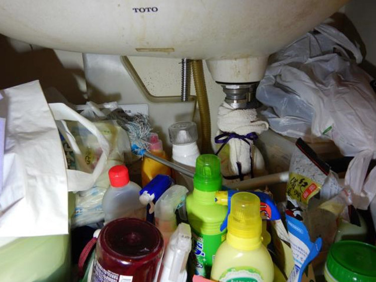 洗面台下の収納扉を開けると物がごちゃごちゃして、どこに何があるかわかりにくい状態