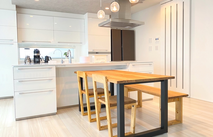 吊戸棚をなくすことでリビングとの一体感が生まれ、開放的な空間に