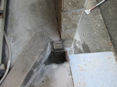 柱を撤去した後、最小限の穴にとどめ、補修跡をなるべく小さくしておきます。