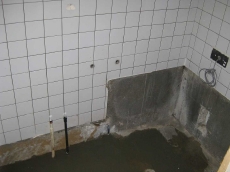 浴室土間にコンクリートを流す。