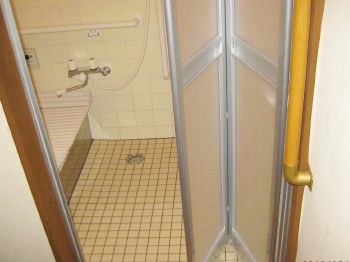 浴室ドア枠　中折ドア　交換