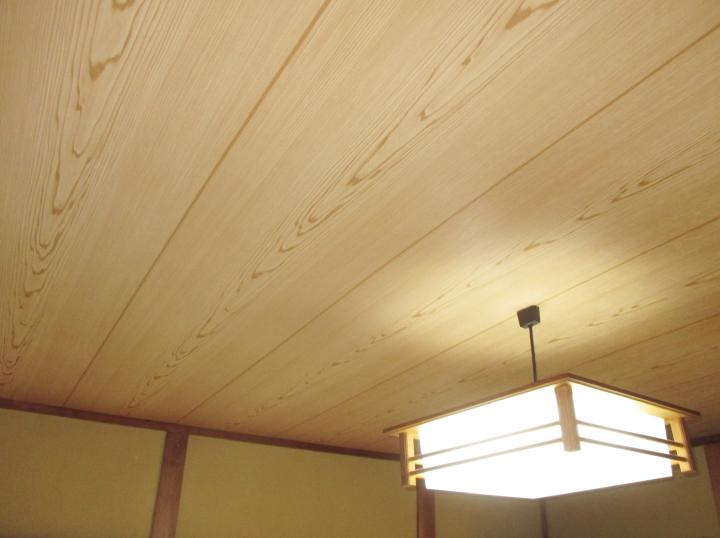 和室天井 サンゲツ和室用クロス 杉板目 完成画像