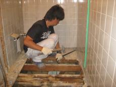 古いトイレの床の撤去作業