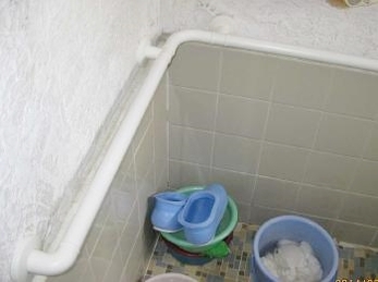 シロクマ社 どこでも手すりの施工事例です。<br>■お風呂の手すりはしっかり付けてください。