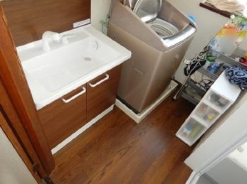 洗面所をスッキリさせたい！収納スペースが足りない！という方におすすめ、洗面化粧台交換＆床張り替え事例です。