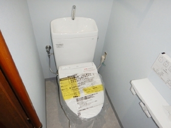 トイレ交換と壁・天井・床のクロス張替え、ドア交換を行いました。ドアノブをハンドルに変えることもできますよ！