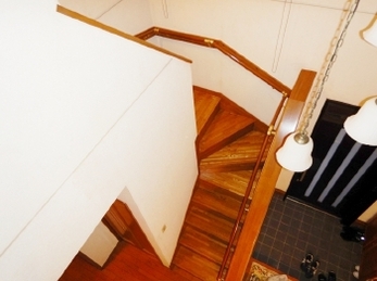 安心して階段を上り下りするために、手すりを設置しませんか？今回ご依頼の階段は折り返し階段です。