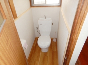 和式トイレを洋式トイレへ交換工事です。冷たいタイル床をクッションフロアにしてあたたかみのある空間になりました！