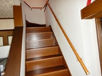 階段の手すりを取付ける時のポイントは？形状や素材を好みにあわせてお選びいただけますので、便利なのはもちろん、おしゃれな階段にもできます。