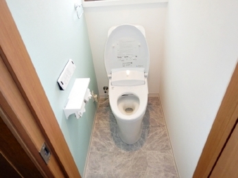 トイレの便器交換、天井・壁・床クロス張替え、入口段差解消、ドア交換。ベーシック機能付きにするだけでも快適さがグンとアップします！