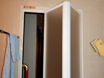 「ドアリモ」でお風呂のドアがたった半日でキレイに、快適に！折戸から折戸へ交換しました。清掃性もアップします。