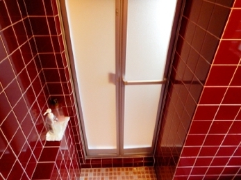 お風呂のドアが壊れた！？浴室ドアを開き戸から折戸へ交換しました。アタッチメント工法なら簡単・スピーディーに工事が完了します。