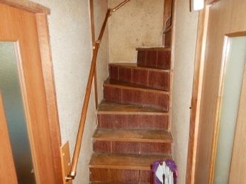 階段を踏み外しそうになってヒヤッとした！なんてことありませんか？安全・快適な毎日の暮らしのために、階段に手すりを取付ける工事を行いました。