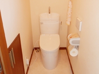 トイレの暖房便座が故障したため交換工事を行いました。新しくすると掃除の手間が減り、節電・節水にもつながりますよ！