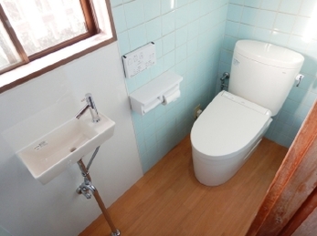 トイレの便器と手洗器の交換をしました。壁の補修にパネルを、床にクッションフロアをはって、よりキレイで使いやすいくなりました！