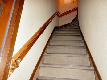 階段に手すりは必要？？家庭内事故は不意に起こります。転倒・転落など大きな事故になる前に安全対策をしませんか。手すりは安心感を高めてくれます。
