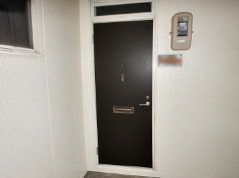 玄関ドアのリフォームを検討中の方、ダイノックシートはご存じですか？ドアを交換しなくてもキレイにリフォームできました！
