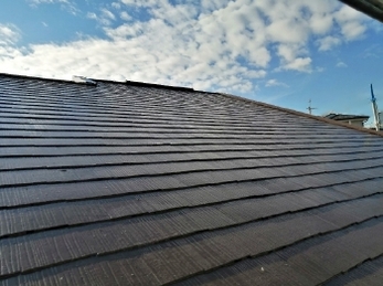 定期的に屋根の状態をチェックしていますか？スレート屋根もメンテナンスが必要です。屋根塗装は美観を保つだけでなく、防水性を回復させる役割があります。