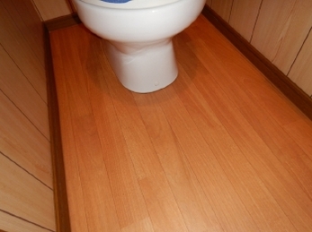 トイレの床の汚れが気になるけれど、床だけ貼り替えることはできる？？一旦便器を取り外し、床だけ貼り替えたリフォーム事例をご紹介します。