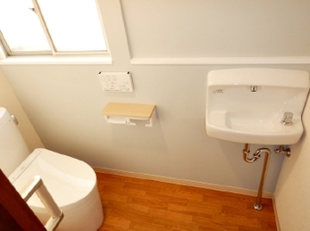 和式トイレを洋式トイレにしたいとお考えの方へ、リフォームでこんなに変わります！床の段差もなくなり使いやすいトイレになりました。