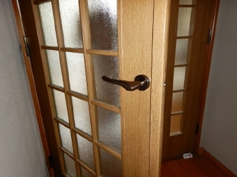 室内ドアのレバーハンドルの交換を行いました。もっと早く交換すればよかった！というくらい、ドアの開閉がスムーズにできるだけで生活の質が変わります。