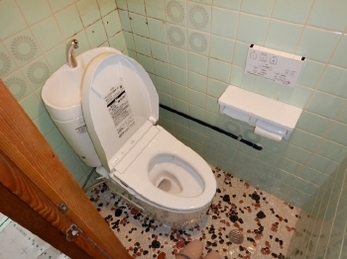 壁や床はそのままでトイレのみ交換工事を行いました。トイレの機能は年々進化しています。使い勝手が悪いと感じるならリフォームしませんか？