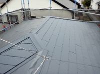スレート屋根の塗装の目的は、美観だけでなく防水性も回復させることです。屋根の寿命、お家の寿命を長くするためにも、メンテナンスは大切です。