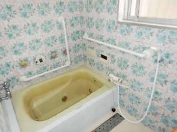 お風呂の転倒予防のために手すりをつけませんか？安全に介護や支援をしてもらうためにも浴室リフォームは大切です。今回は手すり設置と折戸交換を行いました。