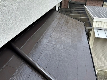 カラーベストの屋根に色あせやコケ・カビなどの汚れがあれば、防水機能が低下してきているのかもしれません。早めの対応が大切です。