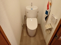 トイレをTOTOピュアレストEXへ交換しました。便器と同時に壁や床も張り替えると、イメージが一新します。