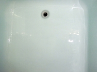 浴槽にひび割れが！？放置したままにしていると水漏れを起こす可能性があり危険です。浴槽の樹脂補修事例をご紹介します。