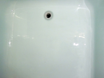 浴槽にひび割れが！？放置したままにしていると水漏れを起こす可能性があり危険です。浴槽の樹脂補修事例をご紹介します。