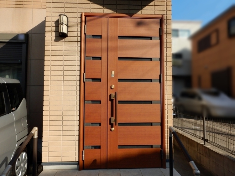堺市北区　A様邸　玄関ドア ダイノックシート工事事例