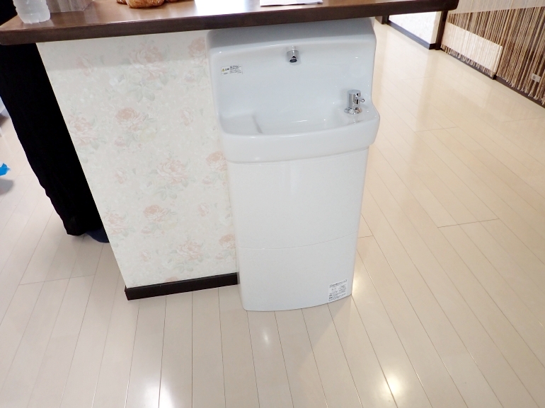 室内にコンパクトな手洗器を
