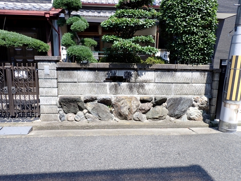 ブロック塀をなくして駐輪スペースに