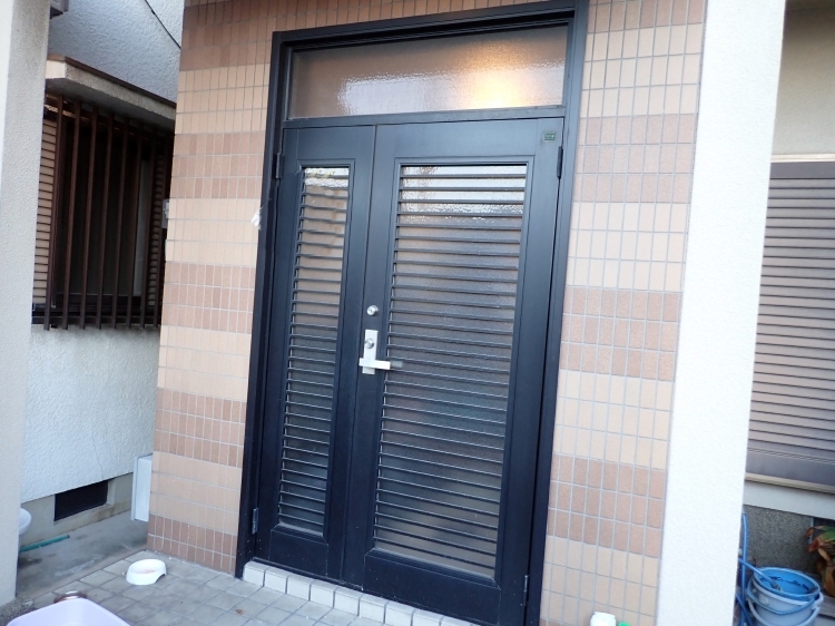 新しい玄関ドアで理想のイメージに
