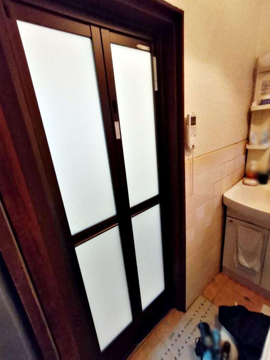 開き戸を折れ戸に