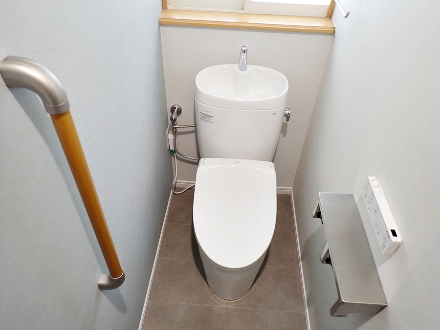 トイレ便器交換とクロス張替え