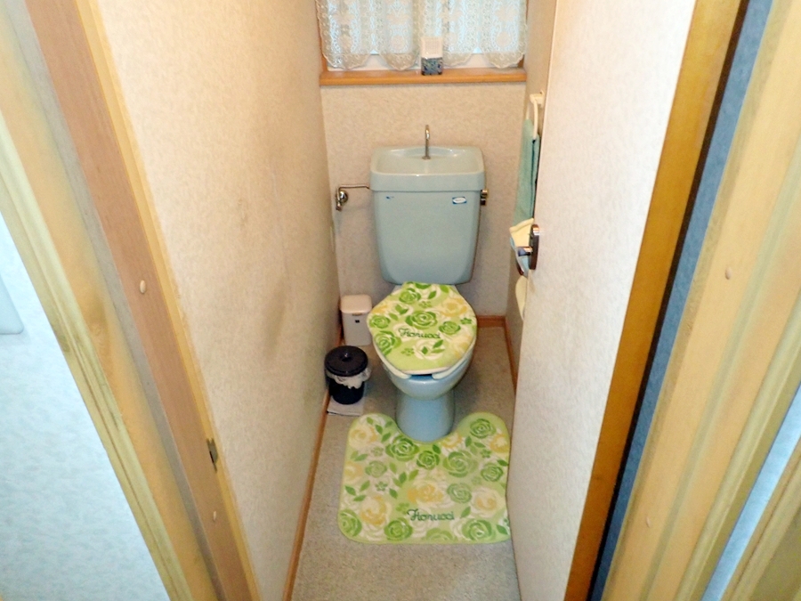 トイレ便器交換とクロス張替え